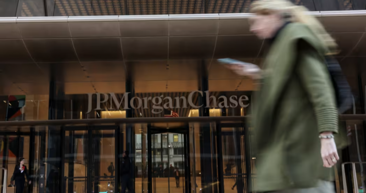 摩根大通总部大楼外观与行人经过场景