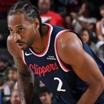 伦纳德快船比赛中持球专注进攻画面