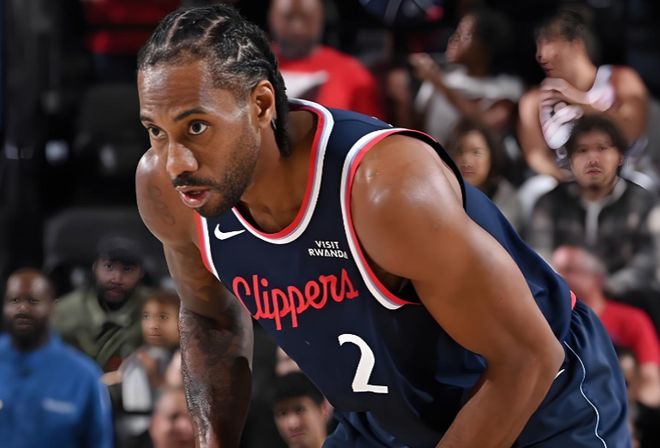 伦纳德快船比赛中持球专注进攻画面