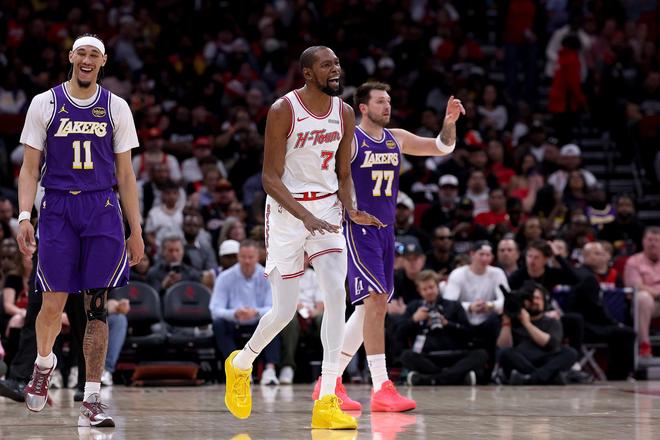 杜兰特火箭进攻对抗湖人防守场面