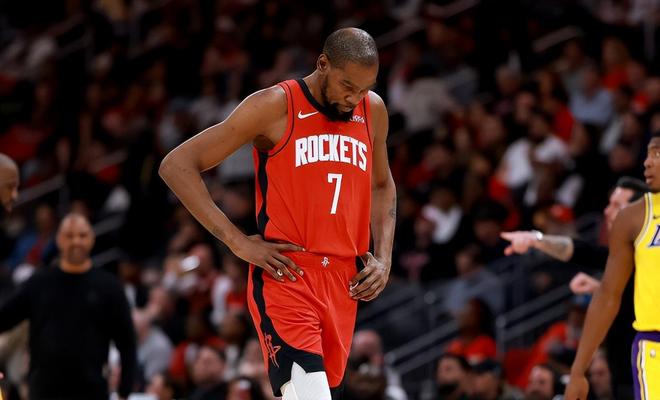 杜兰特低头站立火箭主场比赛瞬间