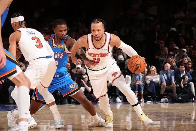 尼克斯后卫布伦森突破雷霆防守进攻