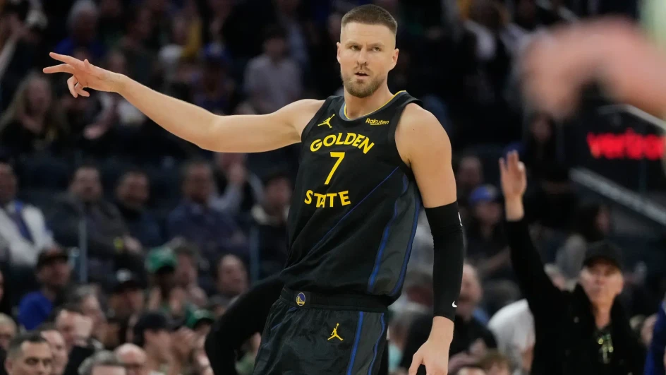 波尔津吉斯勇士比赛中指挥进攻