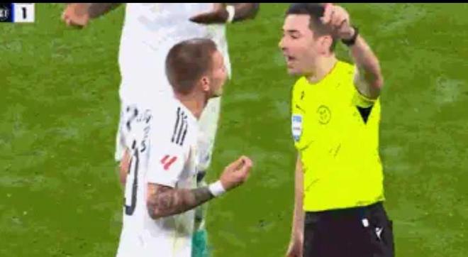 主裁判场上做出判罚手势