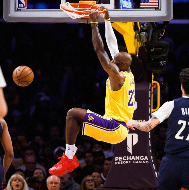 湖人与奇才比赛詹姆斯扣篮瞬间画面