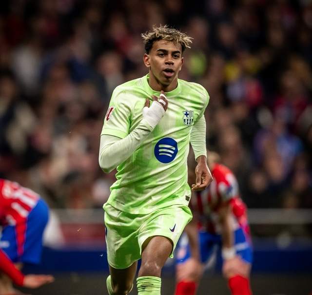 亚马尔身穿浅绿色球衣奔跑图