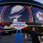 拉斯维加斯忠诚体育场外超级碗标志与球队标识画面