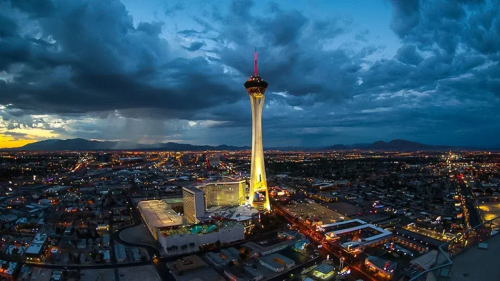 拉斯维加斯STRAT塔楼夜景与大道城市天际线