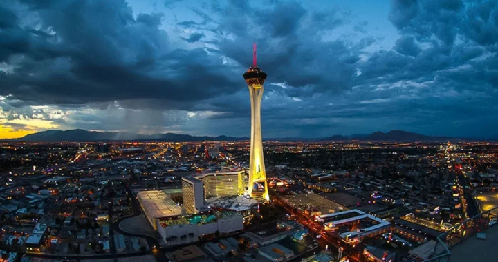 拉斯维加斯STRAT塔楼夜景与大道城市天际线