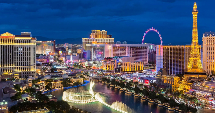 拉斯维加斯大道夜景显示当地旅游业活跃