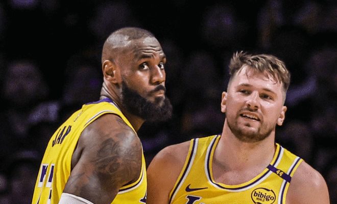 詹姆斯与东契奇比赛中交流微笑画面