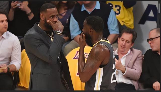 詹姆斯与追梦格林场边交流画面