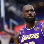 詹姆斯比赛中专注表情特写湖人比赛画面