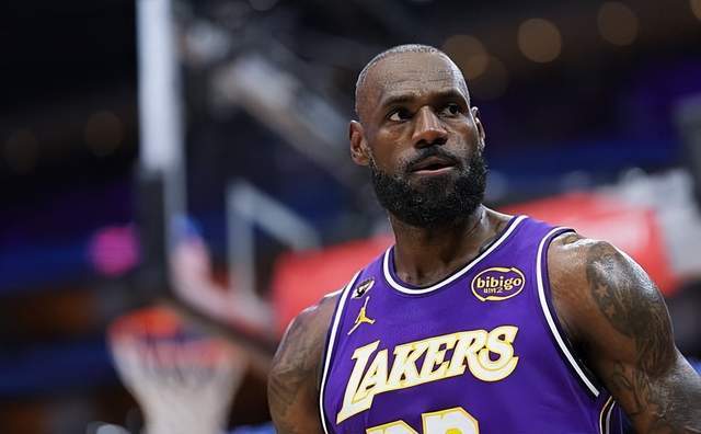 詹姆斯比赛中专注表情特写湖人比赛画面