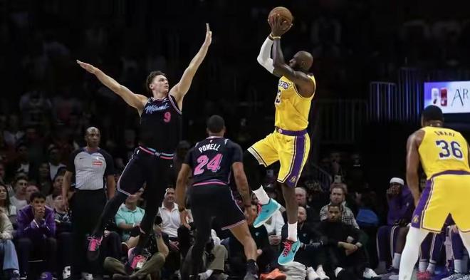 詹姆斯跳投出手对抗热火防守瞬间