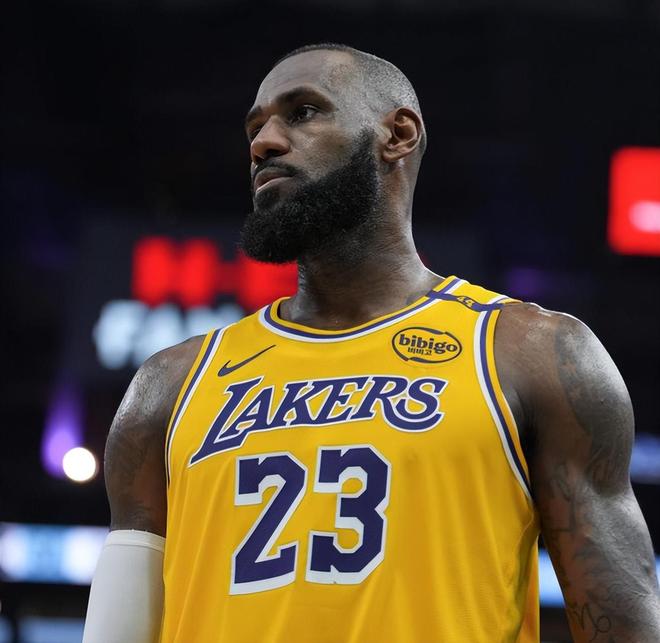 詹姆斯湖人比赛专注神情特写画面