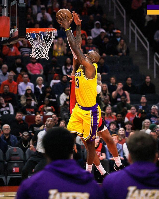 詹姆斯篮下强攻火箭防守比赛画面