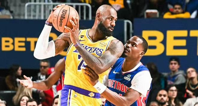 詹姆斯背身单打活塞球员比赛画面