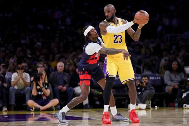 詹姆斯背身进攻奇才防守对抗画面