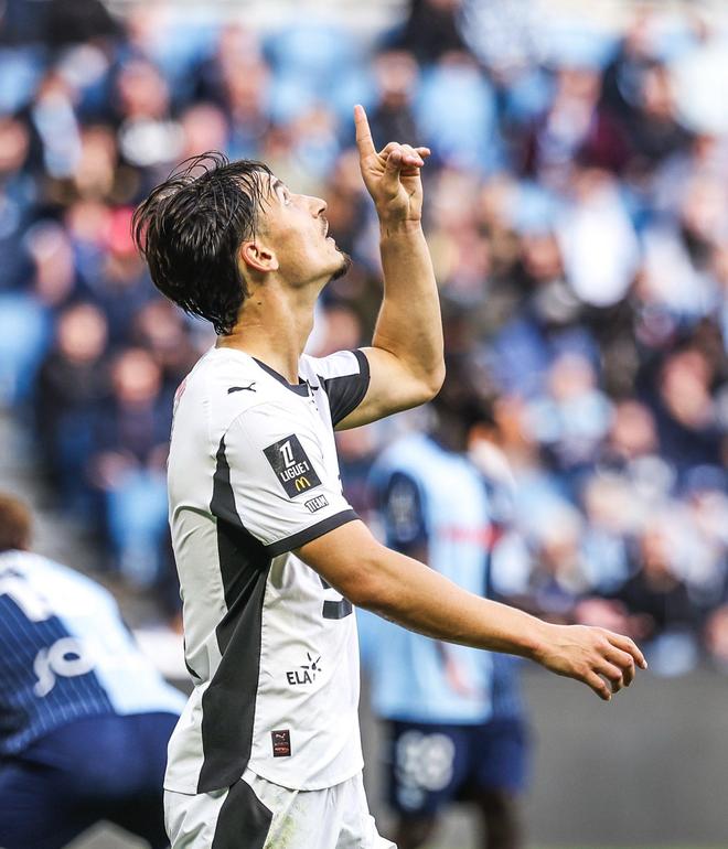 勒保罗比赛中庆祝进球指向天空瞬间