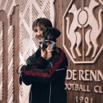 勒保罗在雷恩俱乐部抱狗合影画面