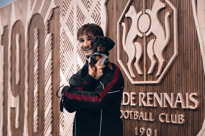 勒保罗在雷恩俱乐部抱狗合影画面