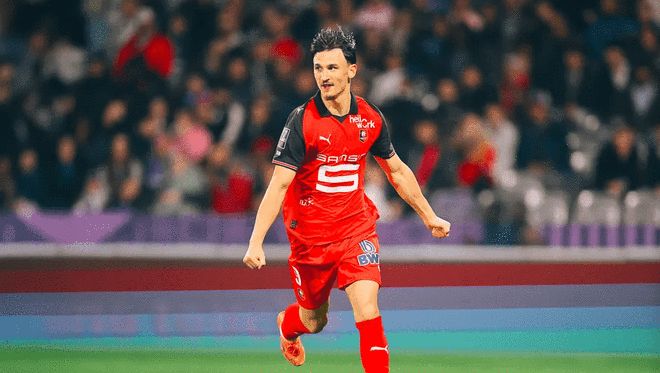 勒保罗身穿雷恩红色球衣比赛奔跑画面