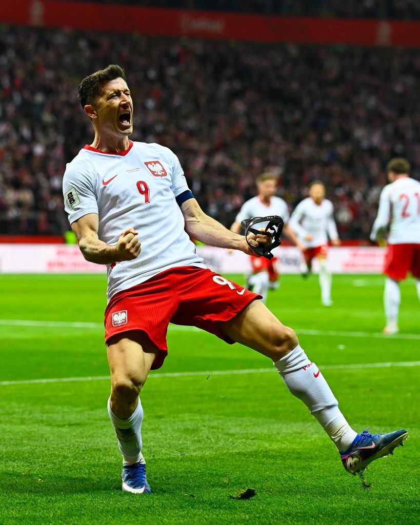 莱万多夫斯基破门后激情庆祝特写