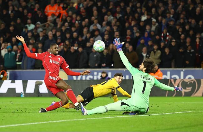 利物浦前锋射门对阵狼队门将