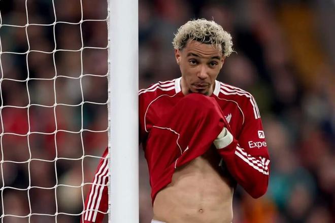 利物浦球员门前错失机会表情特写