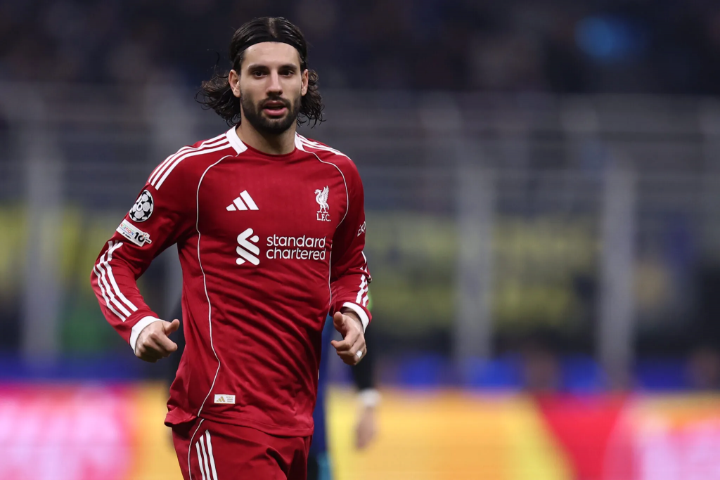 利物浦球员红色球衣比赛中跑动镜头