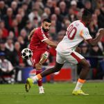 利物浦欧冠比赛中射门瞬间对抗画面