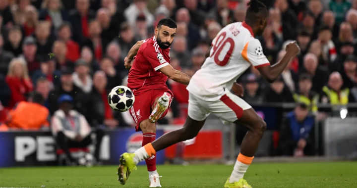 利物浦欧冠比赛中射门瞬间对抗画面