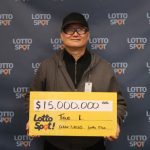 彩票中奖男子手持1500万加元奖金支票领奖现场