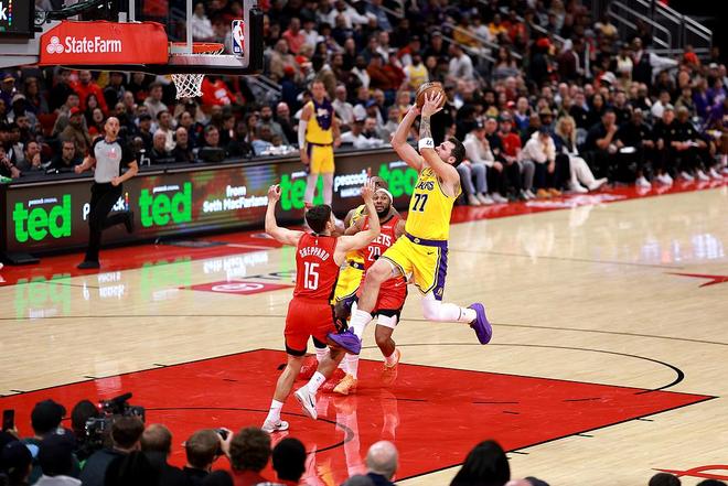 东契奇突破火箭防守上篮比赛瞬间