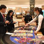 澳门赌场内工作人员与博彩筹码薪酬调查场景