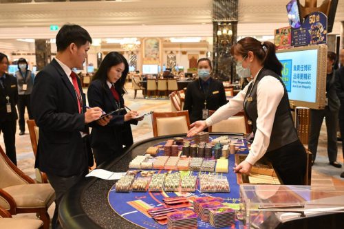 澳门赌场内工作人员与博彩筹码薪酬调查场景