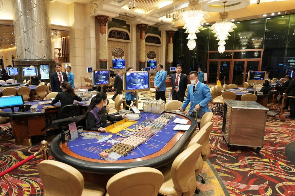 澳门十六浦赌场内部赌桌与运营环境图