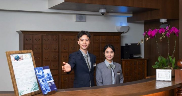 澳门旅游大学酒店管理教学前台学生接待场景