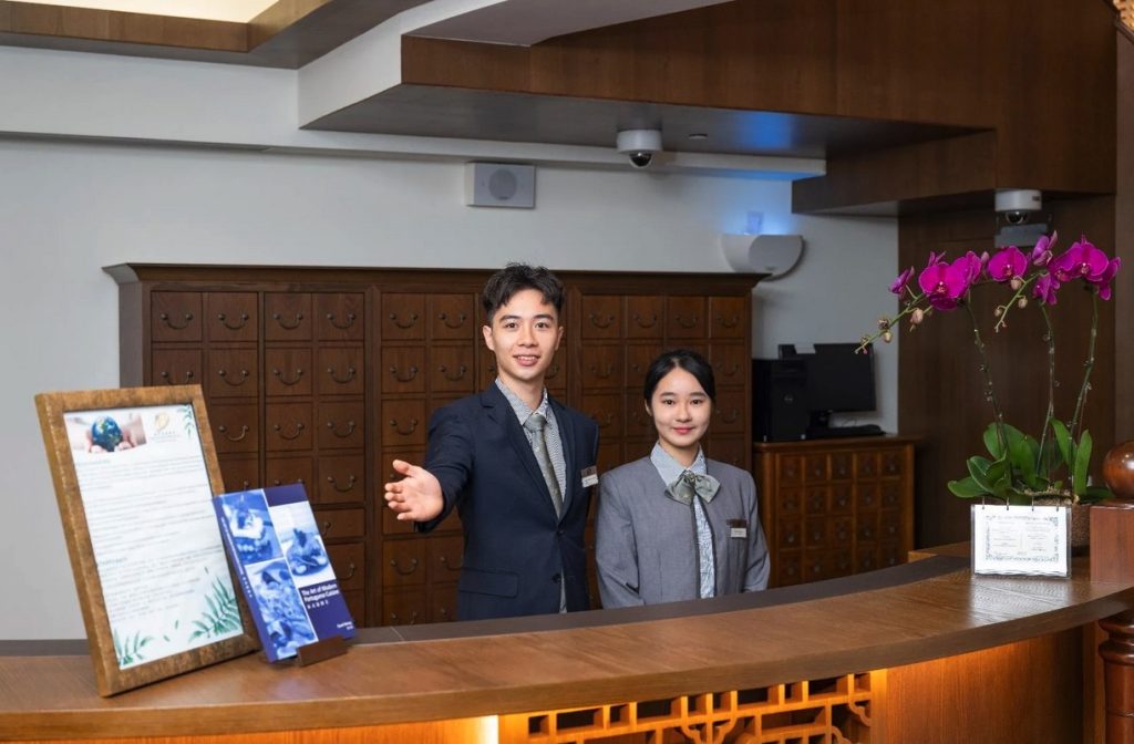 澳门旅游大学酒店管理教学前台学生接待场景