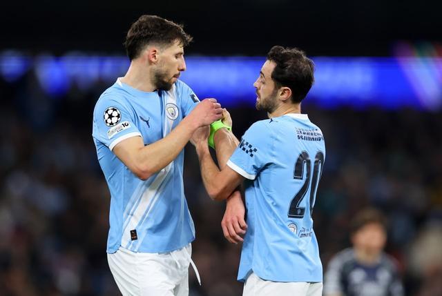 曼城球员比赛中交流战术细节画面