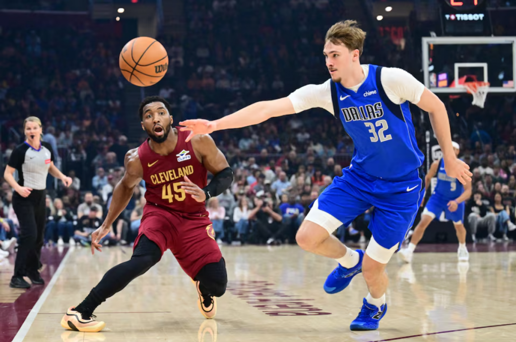 弗拉格与米切尔争抢球