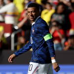 姆巴佩法国国家队比赛中佩戴队长袖标画面