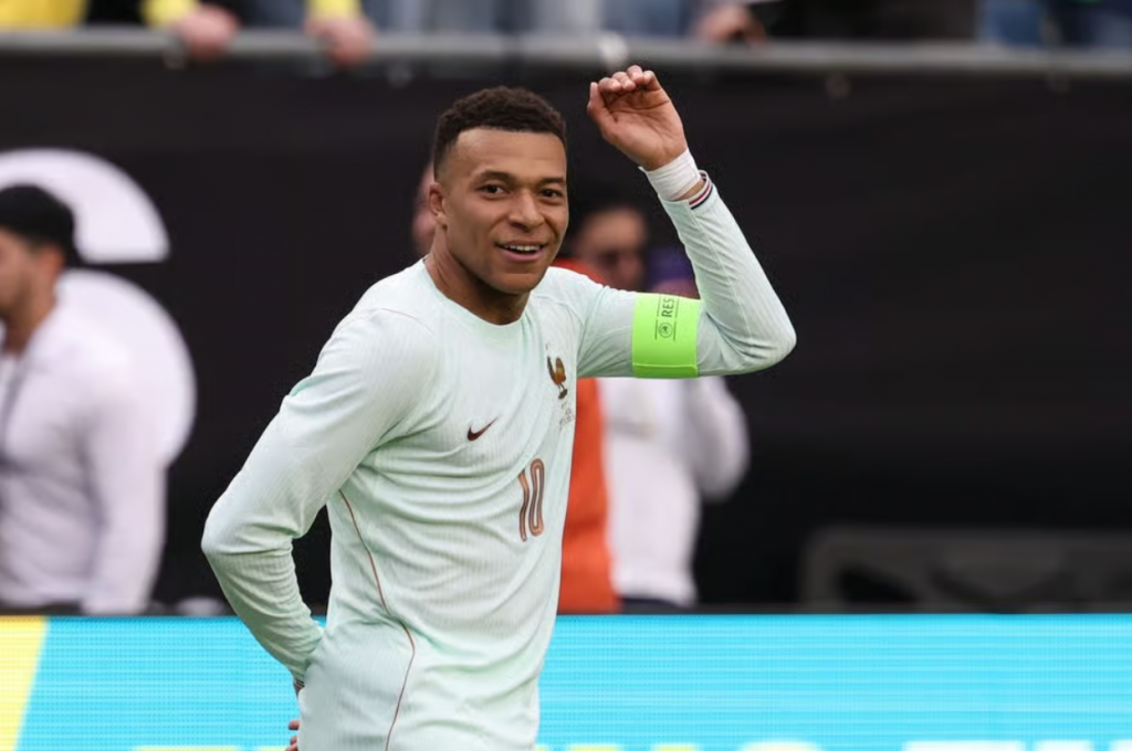 姆巴佩法国队比赛中庆祝进球瞬间