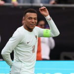 姆巴佩法国队比赛中庆祝进球瞬间