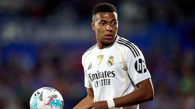 姆巴佩皇马比赛持球观察场上局势