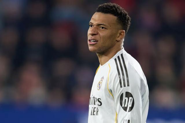 姆巴佩皇马比赛中专注表情特写画面