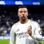 姆巴佩身穿皇马球衣比赛中指向前方特写画面