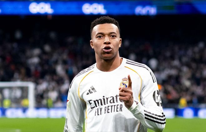 姆巴佩身穿皇马球衣比赛中指向前方特写画面