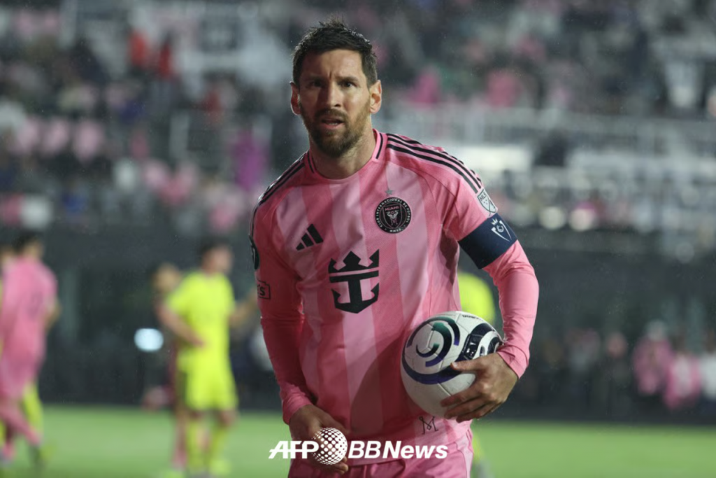 梅西身穿迈阿密国际球衣比赛持球画面